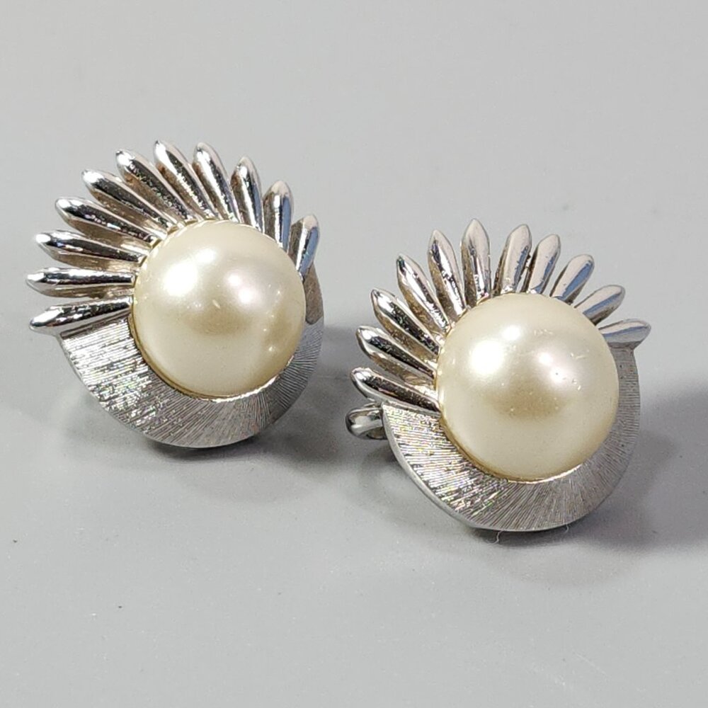 Crown Trifari Button Clip-On Earrings Mother of Pearl Silver Tone Fashion Jewely